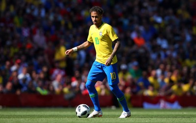 OD电竞快讯-帕奎塔赛后累瘫在草地上